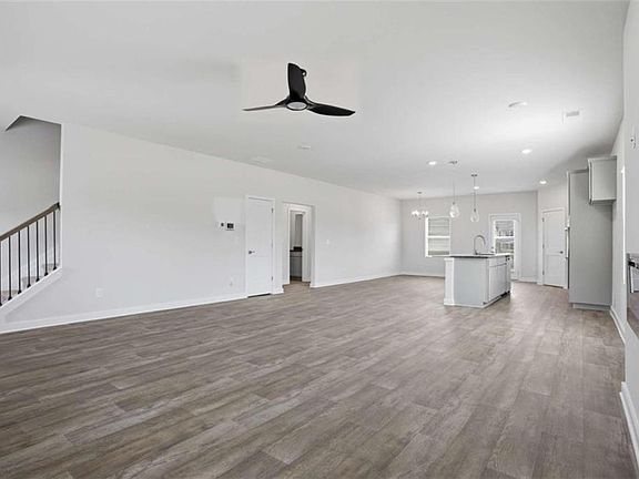 4th image of 601 Righter Ct