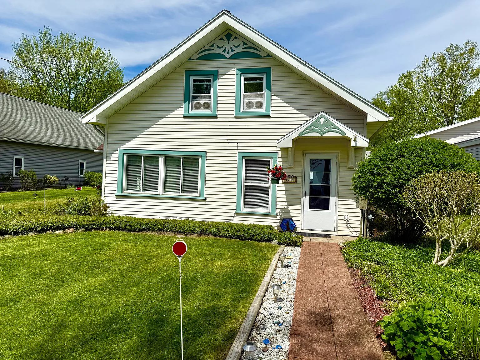 2 bed, 1.5 bath, 1170 sqft, $1,700 — Photo 2
