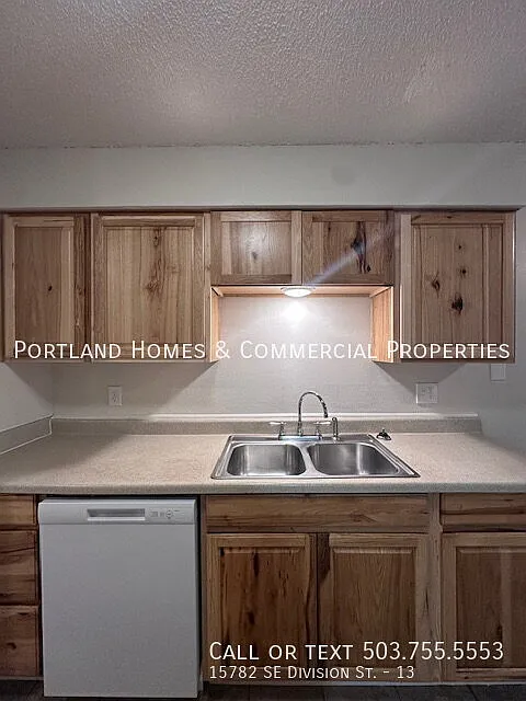 Charming Downstairs 2-Bed Oasis with Full Bath on SE Division - 836 Sq. Ft. of Portland Comfort! — Photo 2