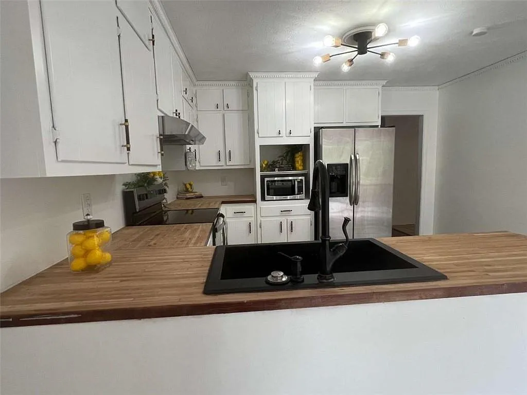 4 bed, 3.5 bath, 3830 sqft, $2,750 — Photo 4