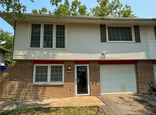 902 W Forest Dr, Olathe, KS 66061