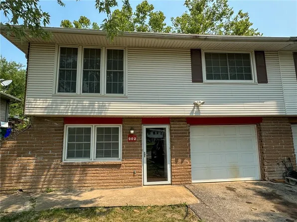 902 W Forest Dr, Olathe, KS 66061