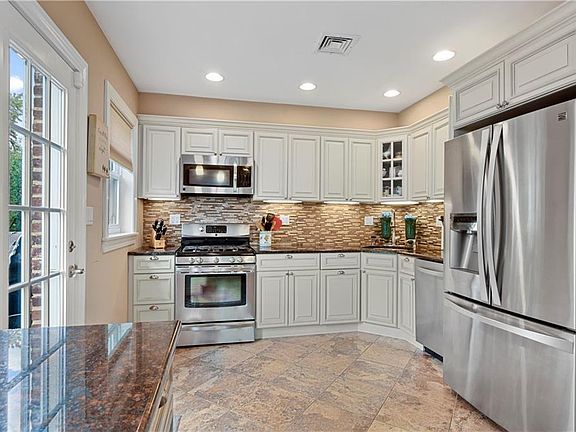 4th image of 575 Ashford Ave