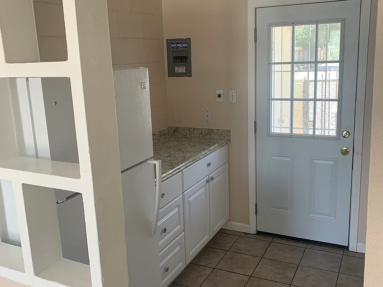 Updated 1 Bedroom Courtyard Apartment with Yard in South UNM — Photo 8
