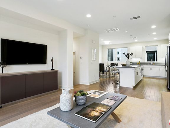 5th image of 672 N Gramercy Pl
