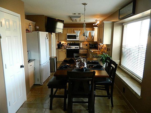 BREAKFAST AREA LEADING TO KITCHEN