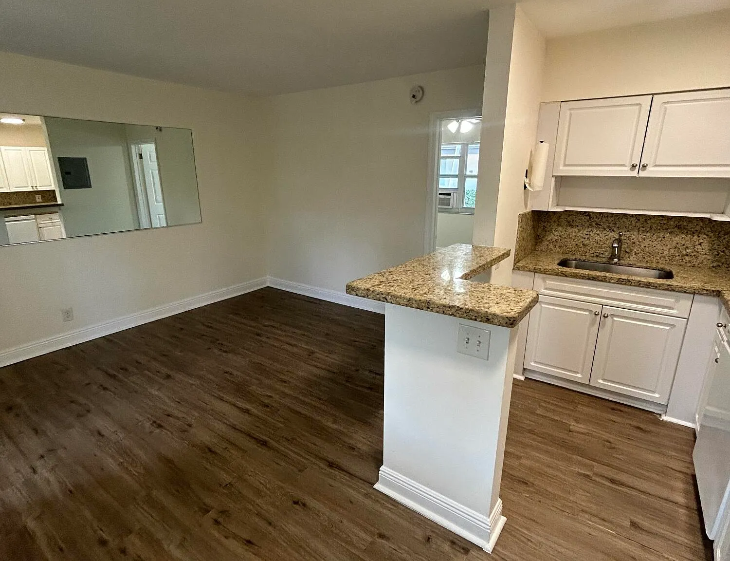 1 bed, 1.0 bath, 5276 sqft, $1,600 — Photo 2