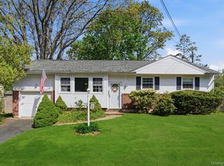 11 Roxanne Ct, Huntington Station, NY 11746