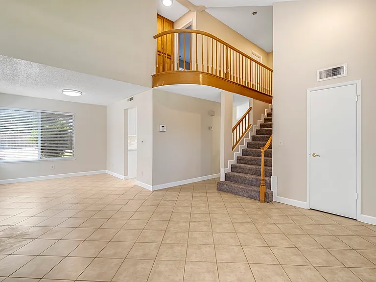6733 N Warren Ave — Photo 7