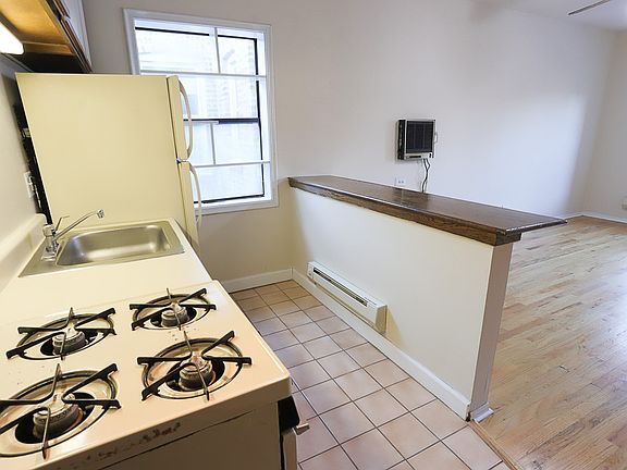 5th image of 823 W Cornelia Ave APT 318