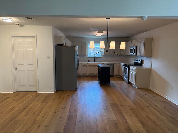 4th image of 108 Maverick St