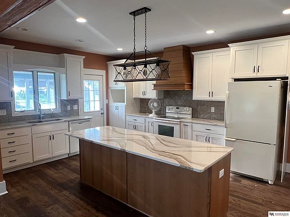 2nd image of 301 E 5th St