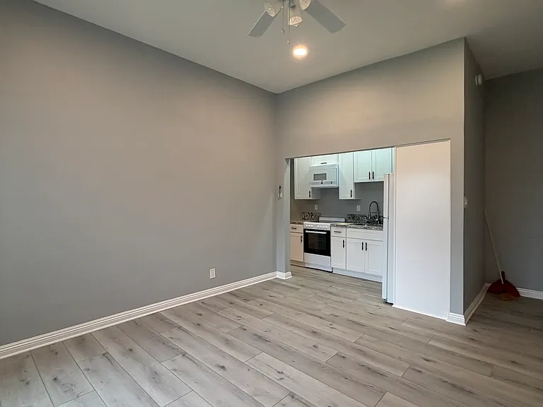 23242 Victory Blvd — Photo 7