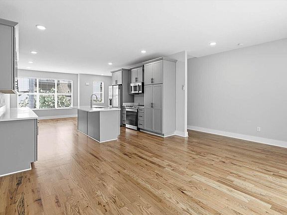 4th image of 284 W 16th St