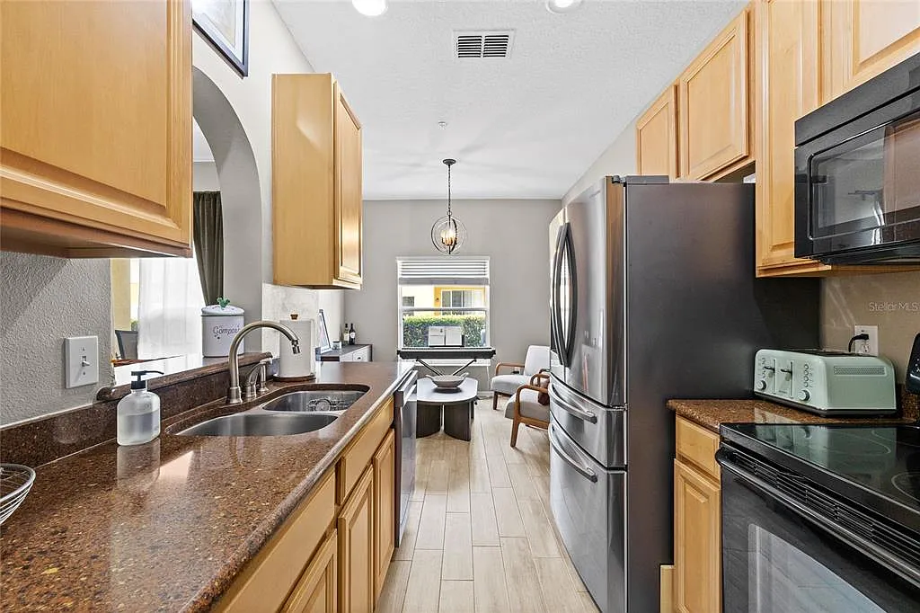2 bed, 2.5 bath, 1372 sqft, $2,200 — Photo 3