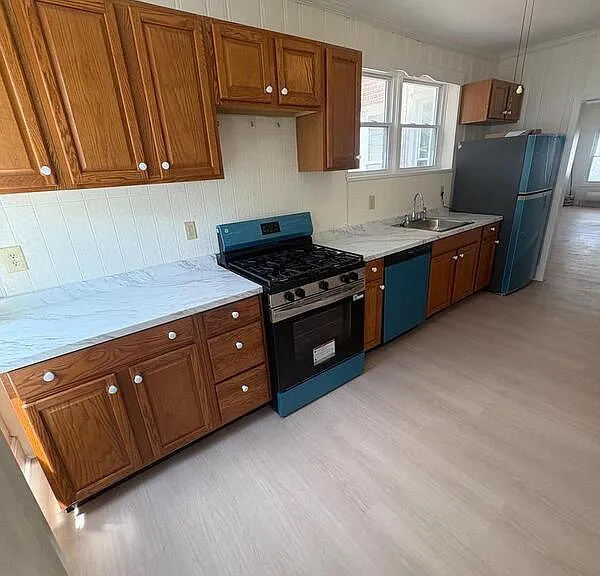 604 Hunter St — Photo 3