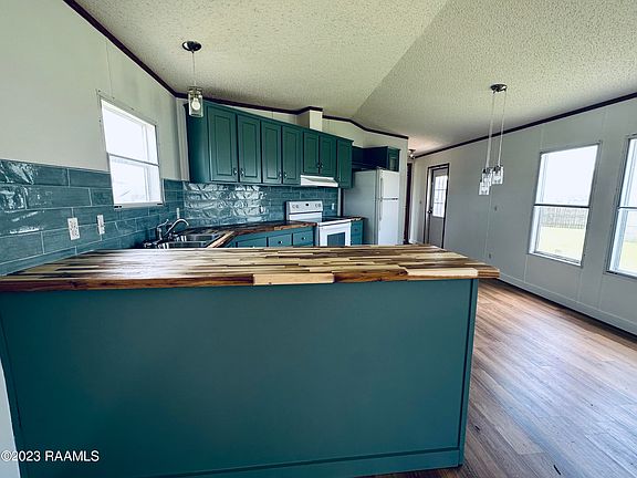 3rd image of 303 Breezy Ln