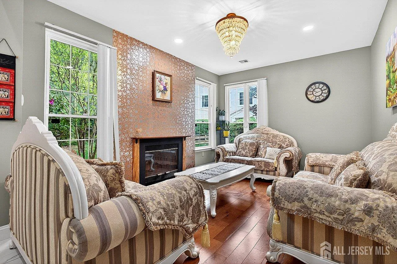 3 bed, 2.5 bath, 2010 sqft, $3,950 — Photo 3