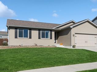 806 37th St SW, Bondurant, IA 50035