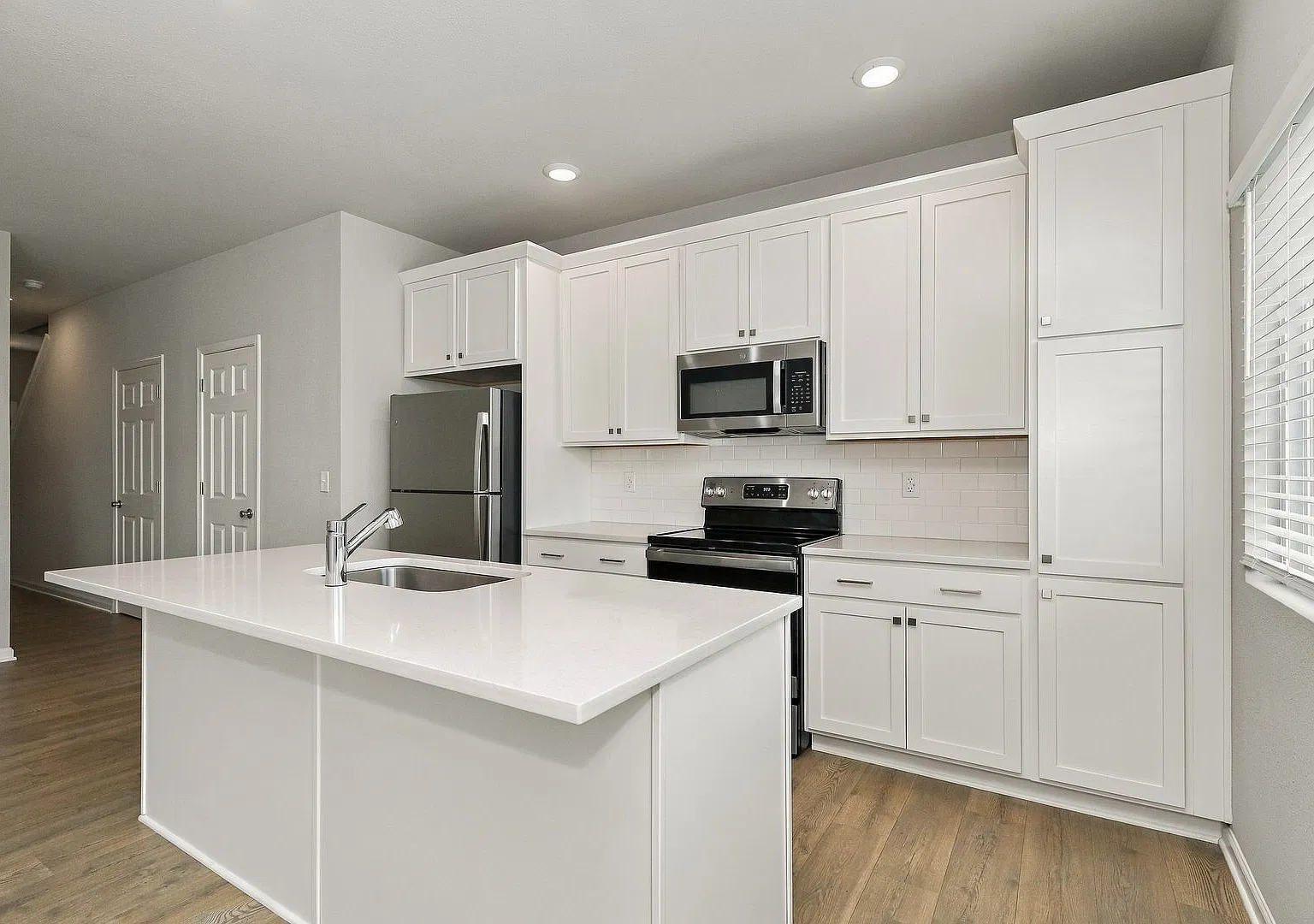 1 Month FREE Rent! Applied to Your First Full Month. Terms & Conditions Apply. — Photo 3