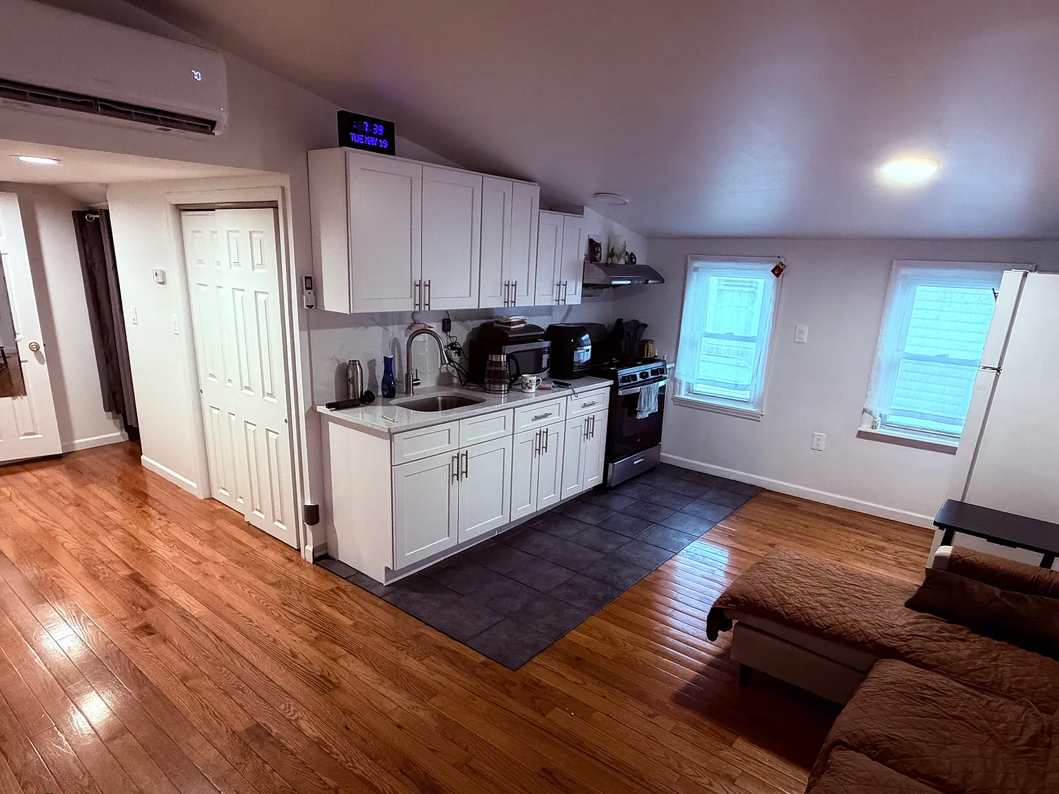 2 bed, 700 sqft, $2,200 — Photo 1
