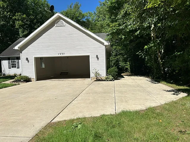 1997 Flame Lake Dr — Photo 32