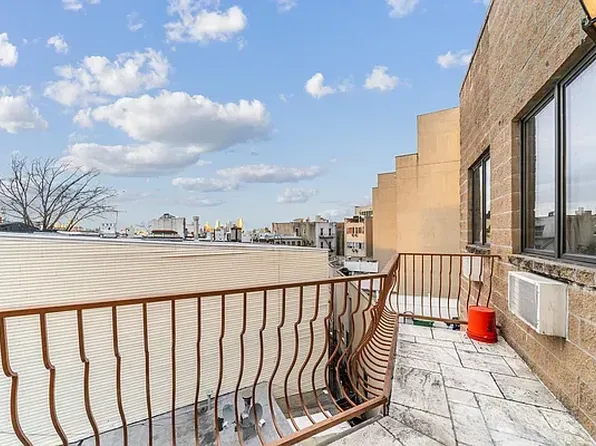 166 Kingsland Avenue image 1 of 8