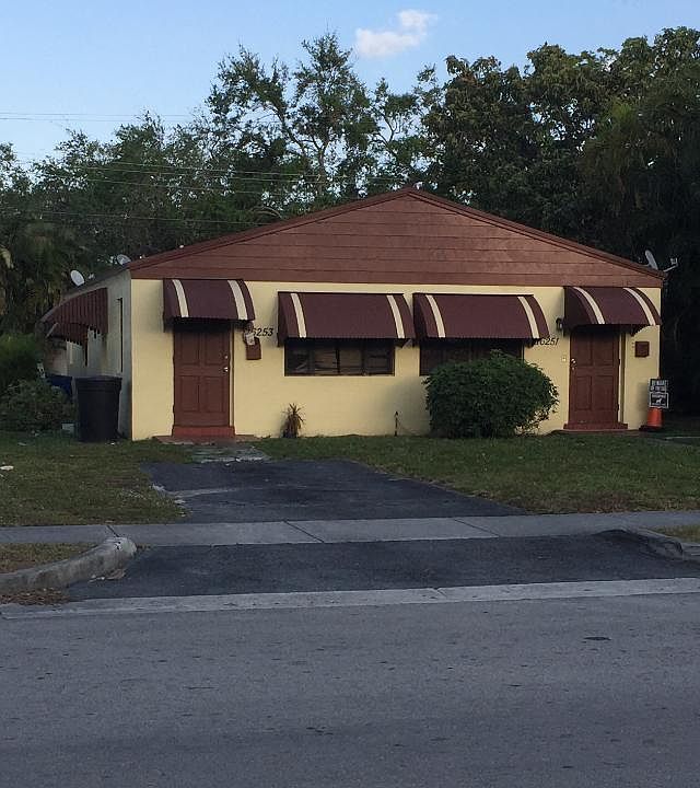 Outside Picture. Beautiful Duplex In an excellet location in North Miami Beach, Fl. This apartment is located near transportation, schools, and shoopping.