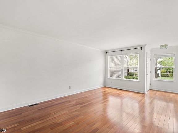 4th image of 353 Cynthia Ln