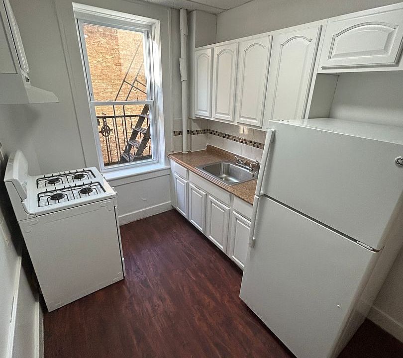 1st image of 300 Elm Pl APT 3