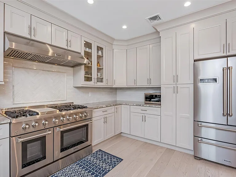 161 W Hudson St — Photo 38