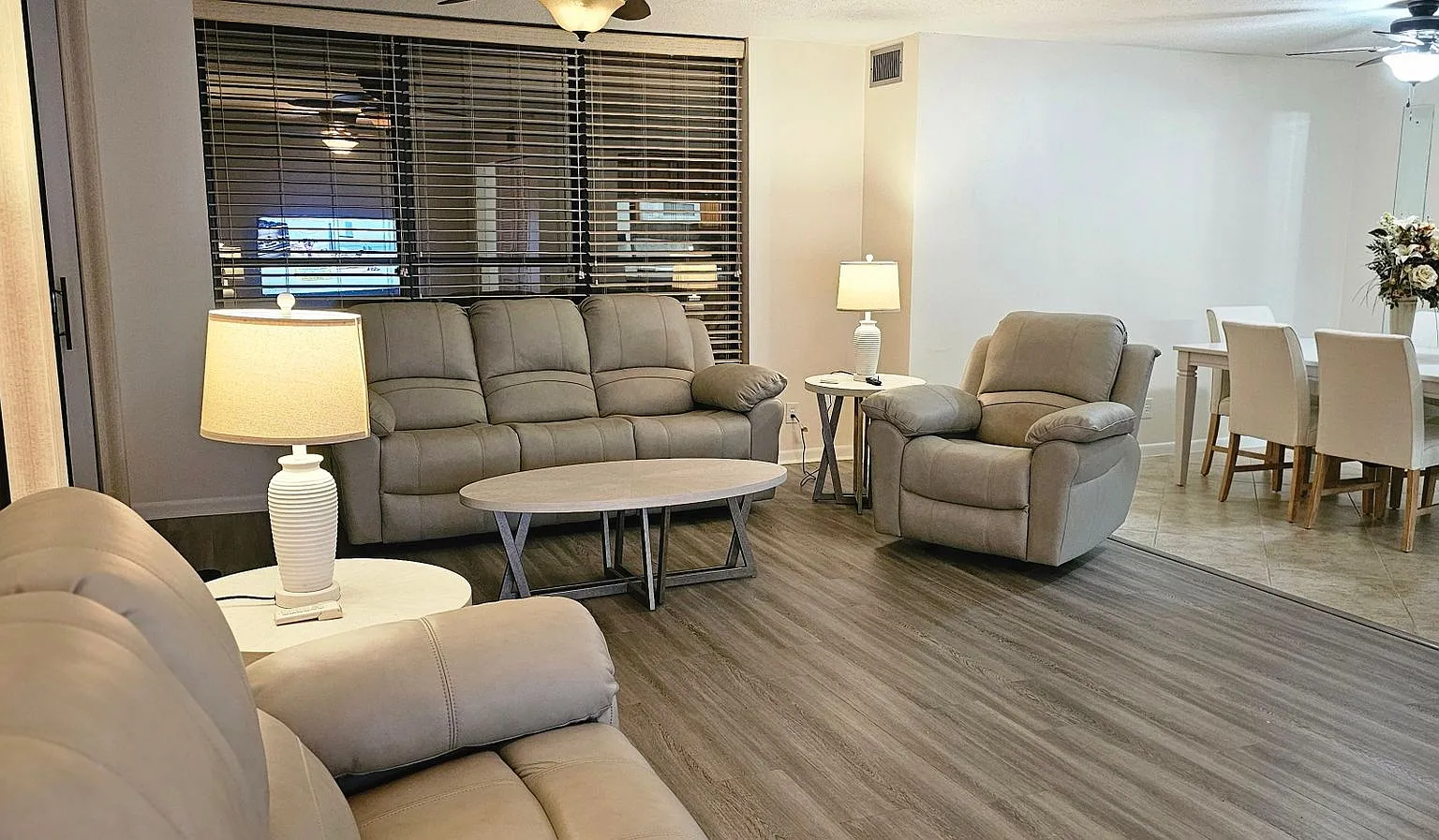 Riverfront Community Resort Style 2/2 Condo — Photo 2