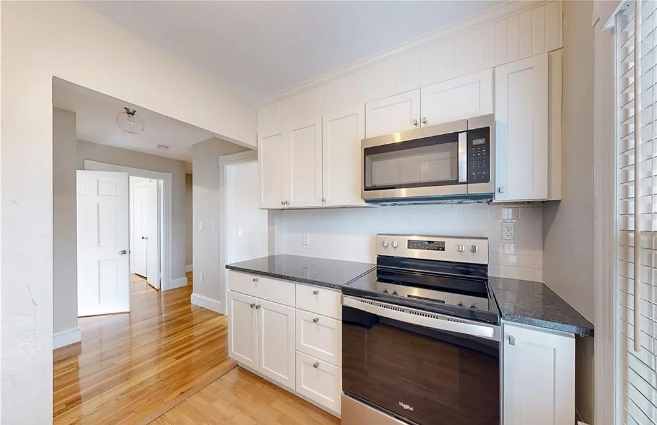 2 bed, 700 sqft, $3,000 — Photo 3
