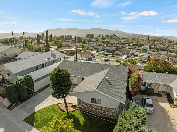 19820 Merryhill St, Santa Clarita, CA 91351