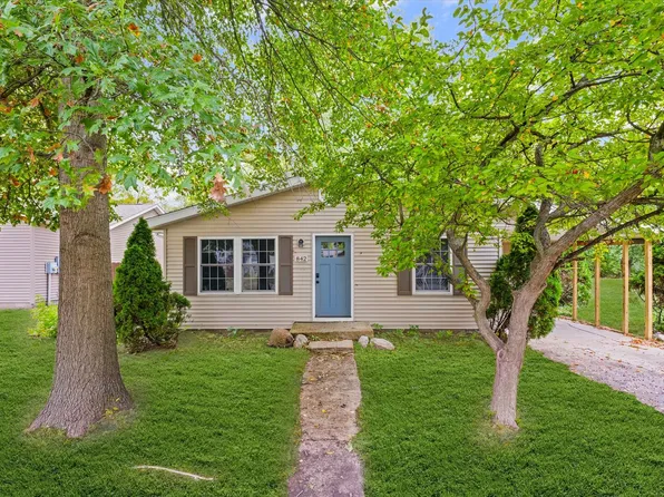 842 N Walnut St, Monticello, IL 61856