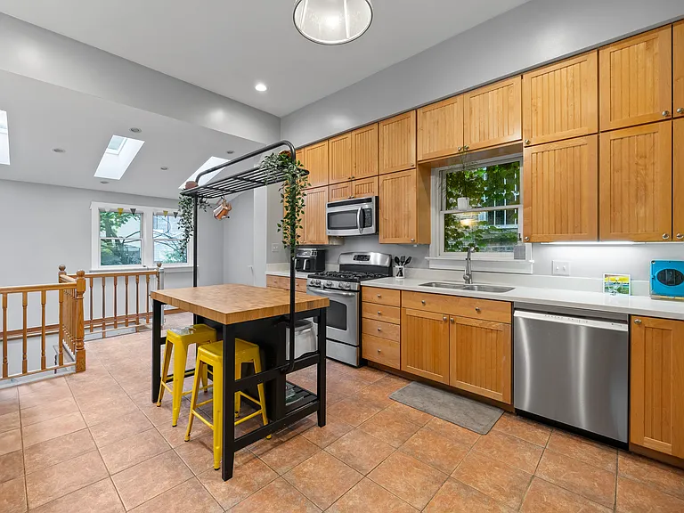 2110 N Dayton St — Photo 12