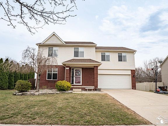 2nd image of 835 Golf Ridge Cir