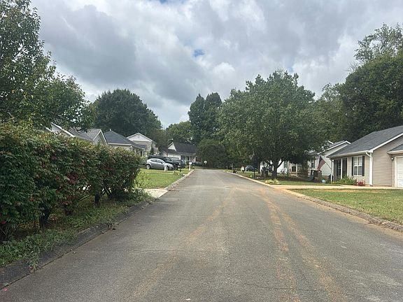 4th image of 112 Christopher Dr