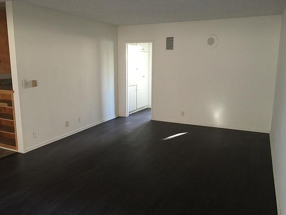 Livingroom (brand new Hardwood Floors)