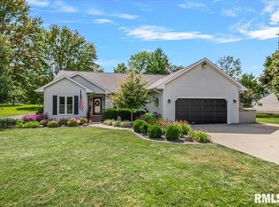 2 Hillcrest Ct, Taylorville, IL 62568