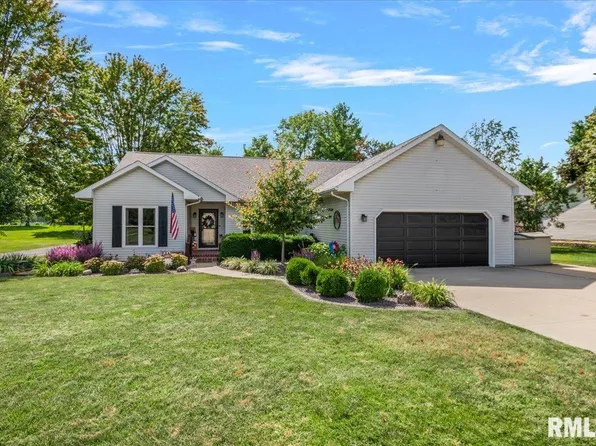 2 Hillcrest Ct, Taylorville, IL 62568