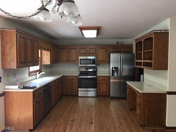 3rd image of 555 Mapledale Trl