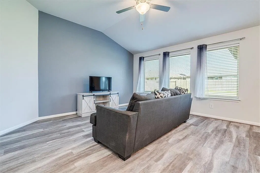 3 bed, 2.0 bath, 1457 sqft, $2,000 — Photo 4