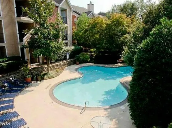 3305 Wyndham Cir APT 151, Alexandria, VA 22302
