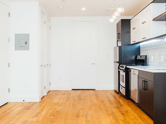 2nd image of 876 Bergen St APT 1F