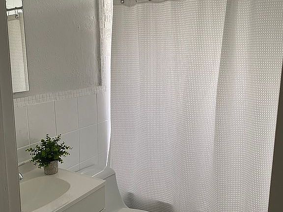 5th image of 1007 Meridian Ave APT 12