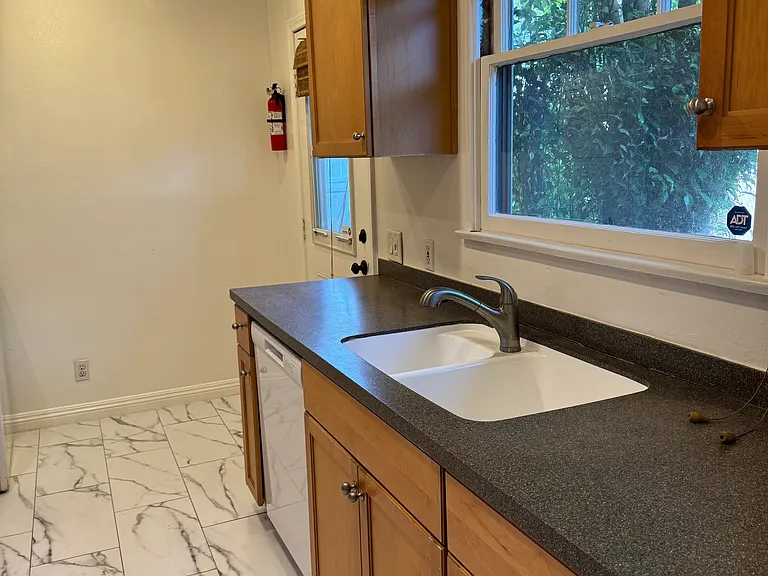 10603 Camarillo St — Photo 22