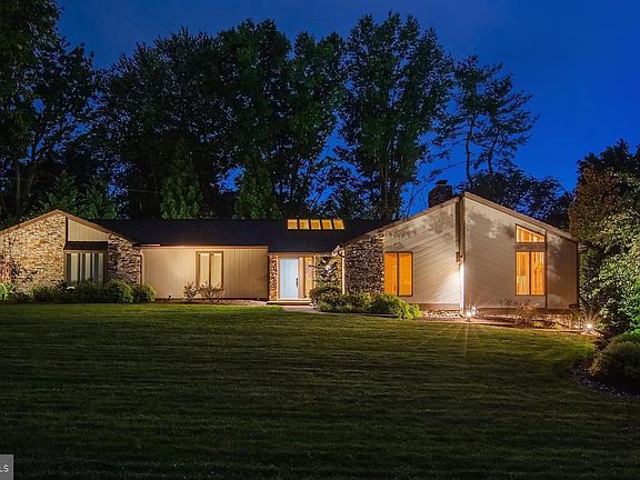5th image of 260 Brook Farms Rd
