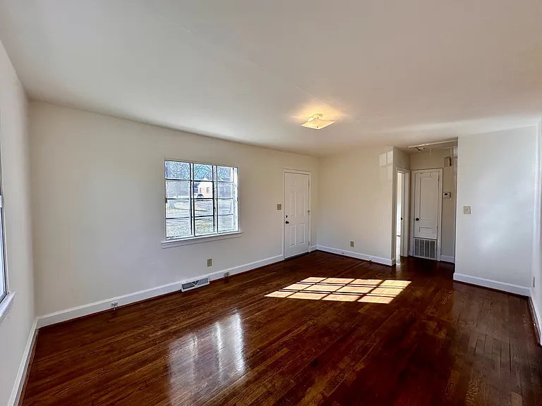 411 Poindexter Dr — Photo 4