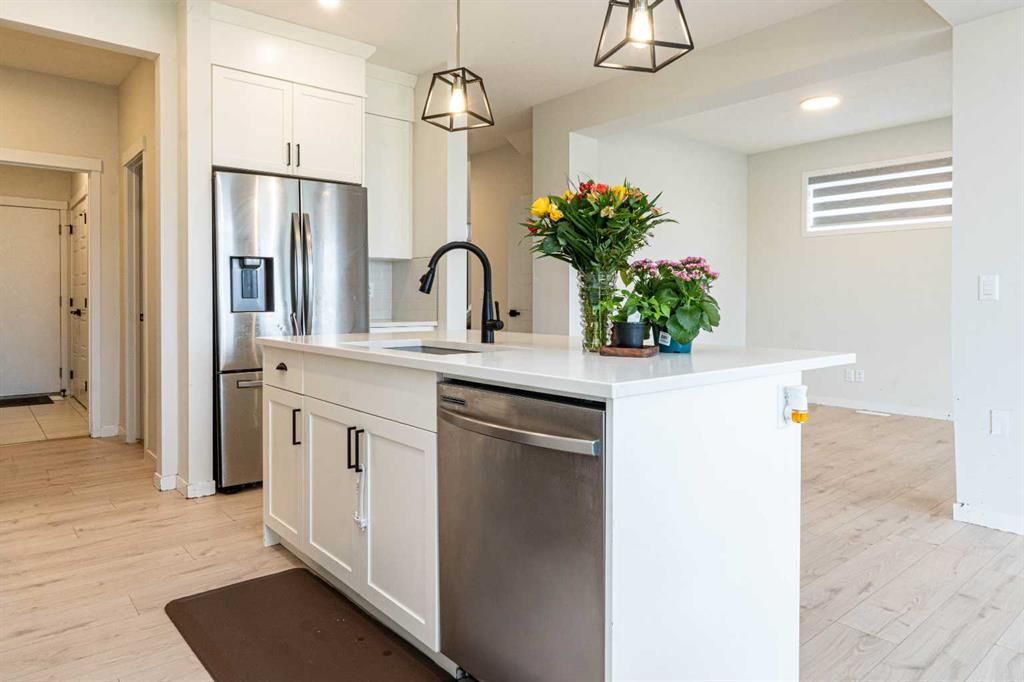 915 E Corner Meadows Way NE, Calgary, AB - More